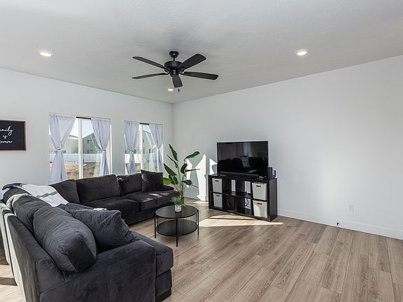 3rd image of 1068 E Springwater Way