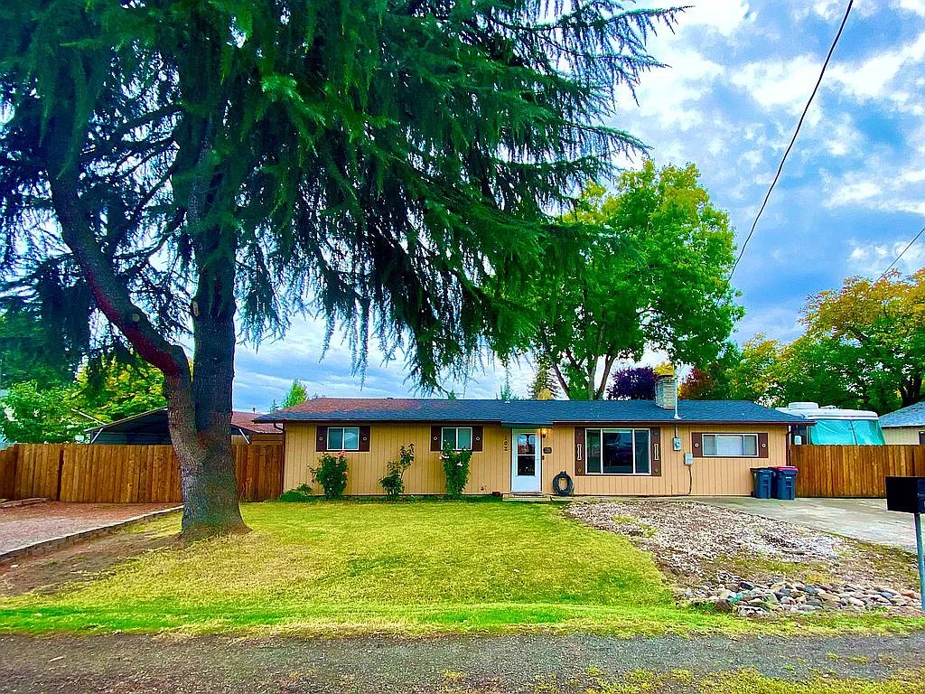 102 Mace Rd photo 1