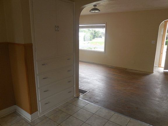 4th image of 574 N 200 W
