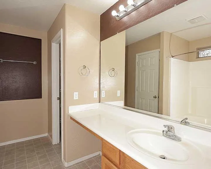 10945 W Loma Ln — Photo 15
