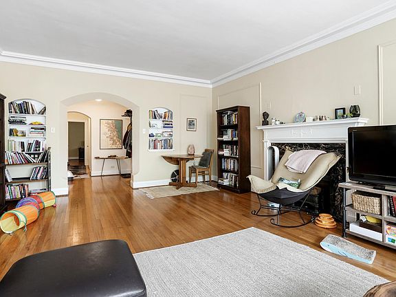 2nd image of 1420 W Berwyn Ave APT 1