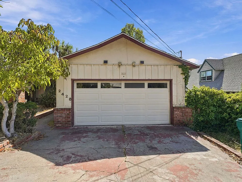 2428 Frances St