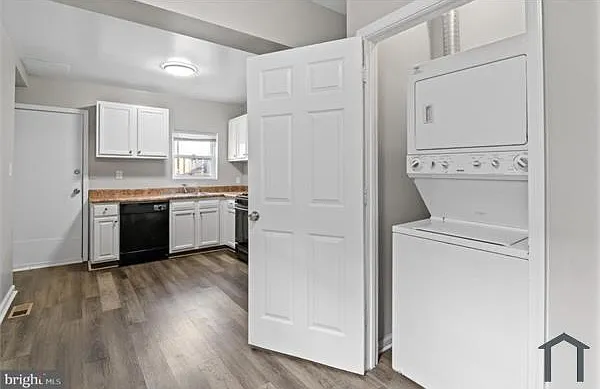 846 Woodward St — Photo 3
