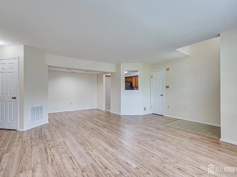 906 Montague Ave — Photo 7