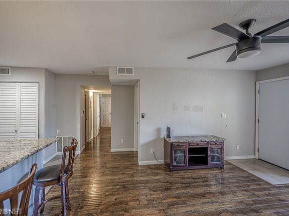 4th image of 25031 Peachland Ave