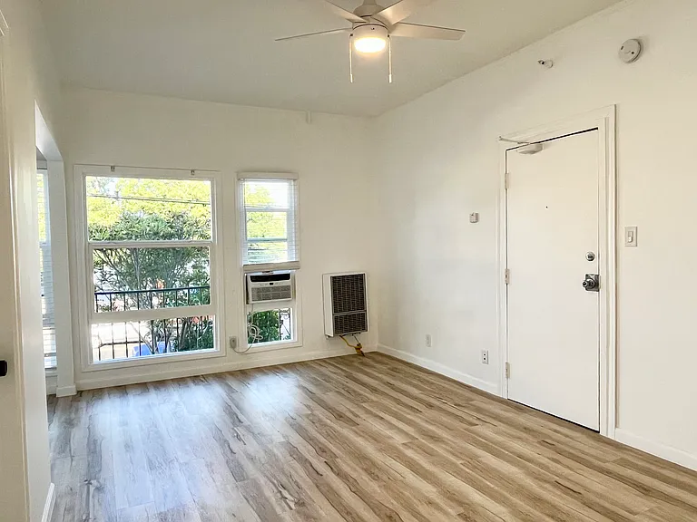 1129 N Madison Ave — Photo 2