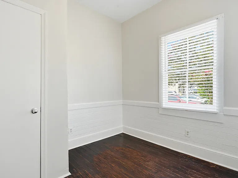 520 E Hall Ln — Photo 8