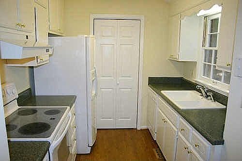 Fully equipt Kitchen with Laundry/Pantry