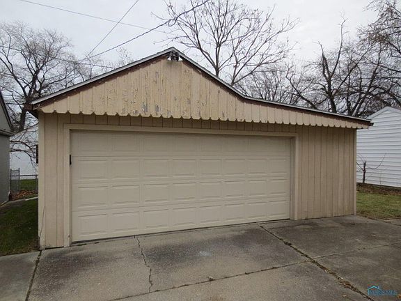 3rd image of 3438 Blackstone Dr