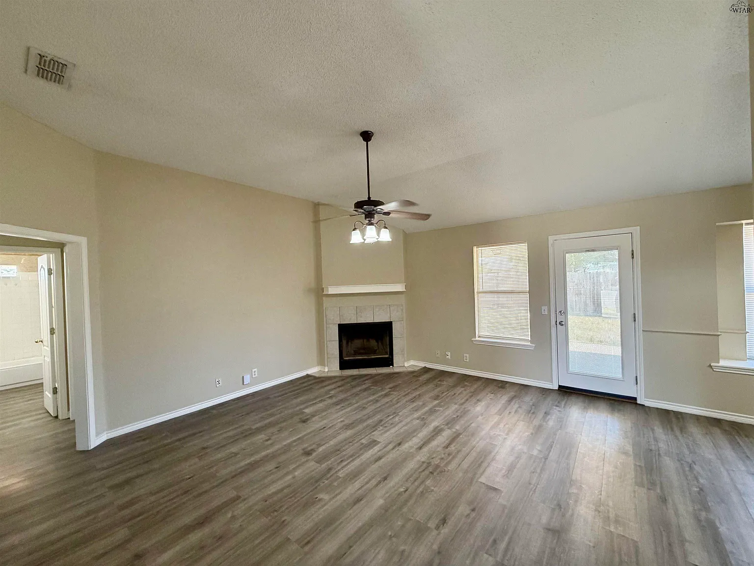 3 bed, 2.0 bath, 1249 sqft, $1,875 — Photo 2
