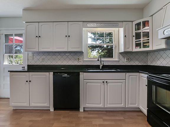 5th image of 216 Robin Wood Dr