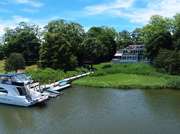 32 Honeysuckle Ln #C, Westhampton, NY 11977