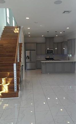 3rd image of 219 N Tonti St
