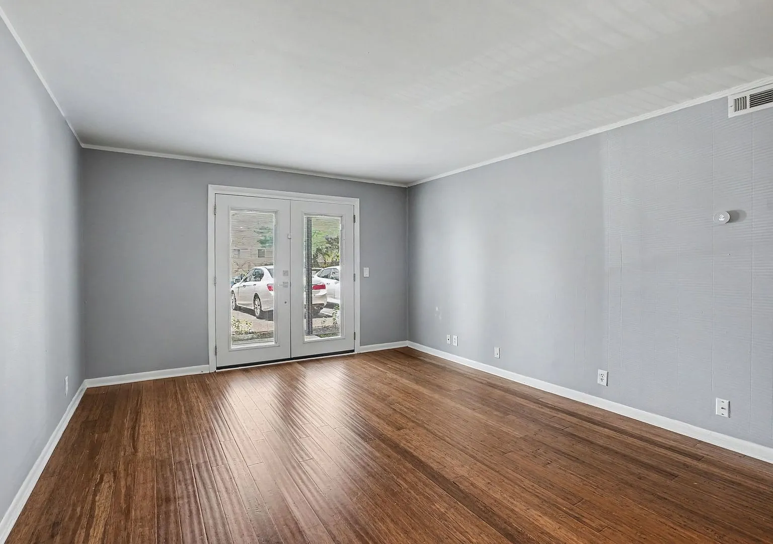 555 N Dupont Ave — Photo 4