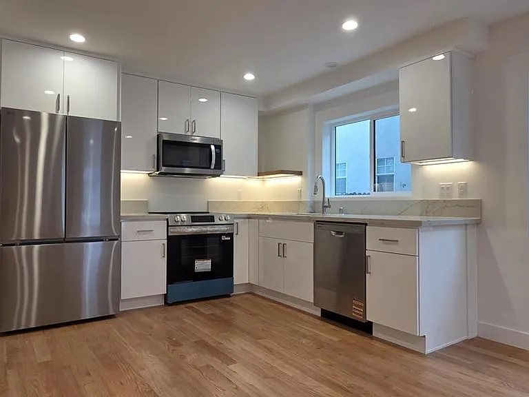 917 1/2 N Ridgewood Pl — Photo 1