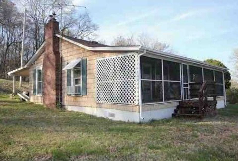 2nd image of 1070 Martha Ln
