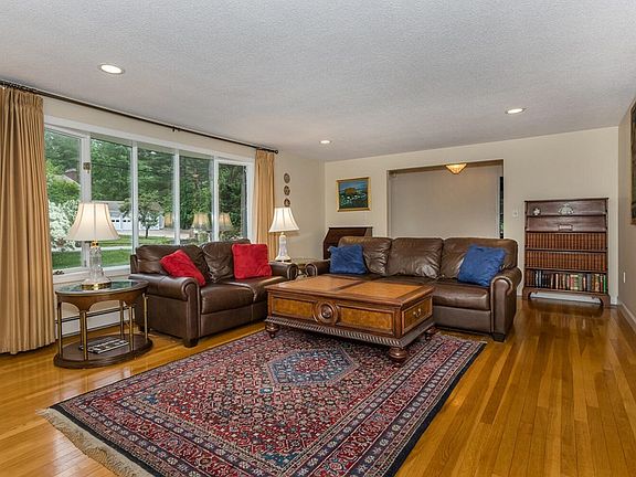 3rd image of 24 Mohawk Rd