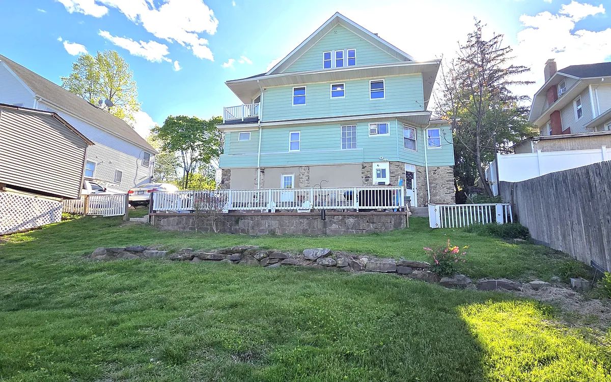 Spacious yard with room for your garden - 48 Elmwood Ave #2