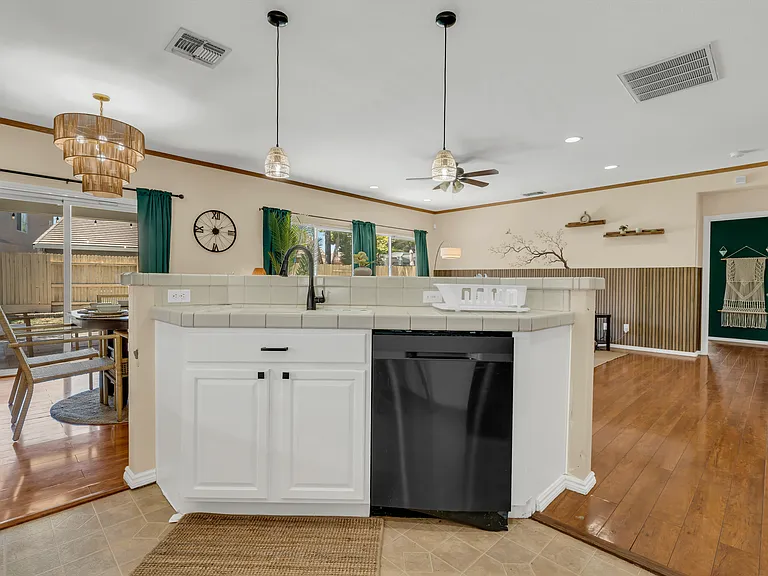 9504 Clear Springs Cir — Photo 17