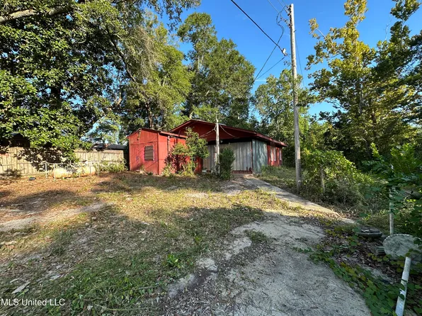 735 Highland Dr, Biloxi, MS 39532