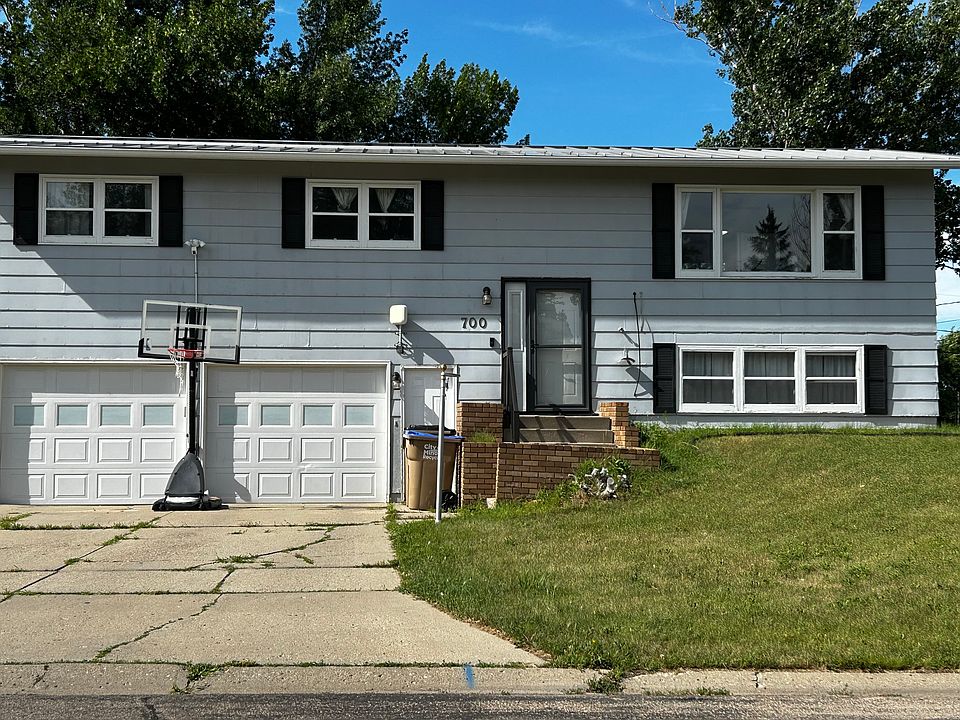 1st image of 700 25th Ave NW