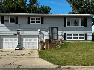 700 25th Ave NW, Minot, ND 58703