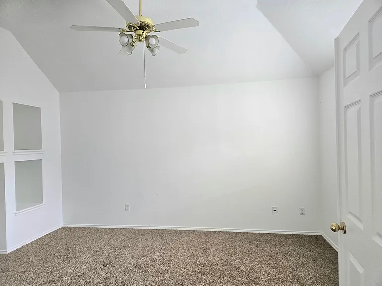 2040 Londonderry Dr — Photo 9