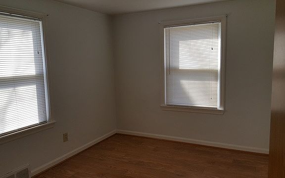 5th image of 5221 East Dr