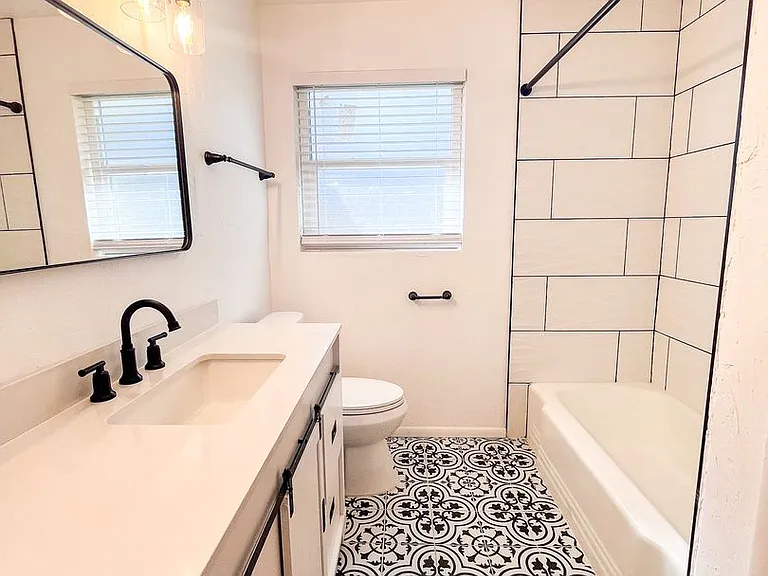414 SE 8th St #D — Photo 14