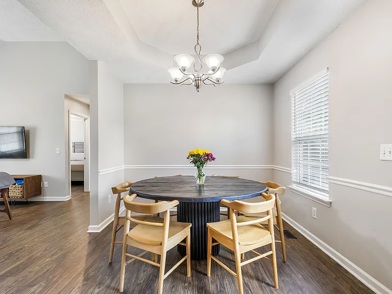 2423 Sawmill St — Photo 10