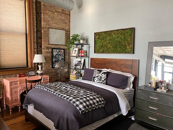 3rd image of 2153 W Schiller St #1F