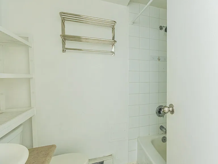 225 Gladstone Ave #103 — Photo 20