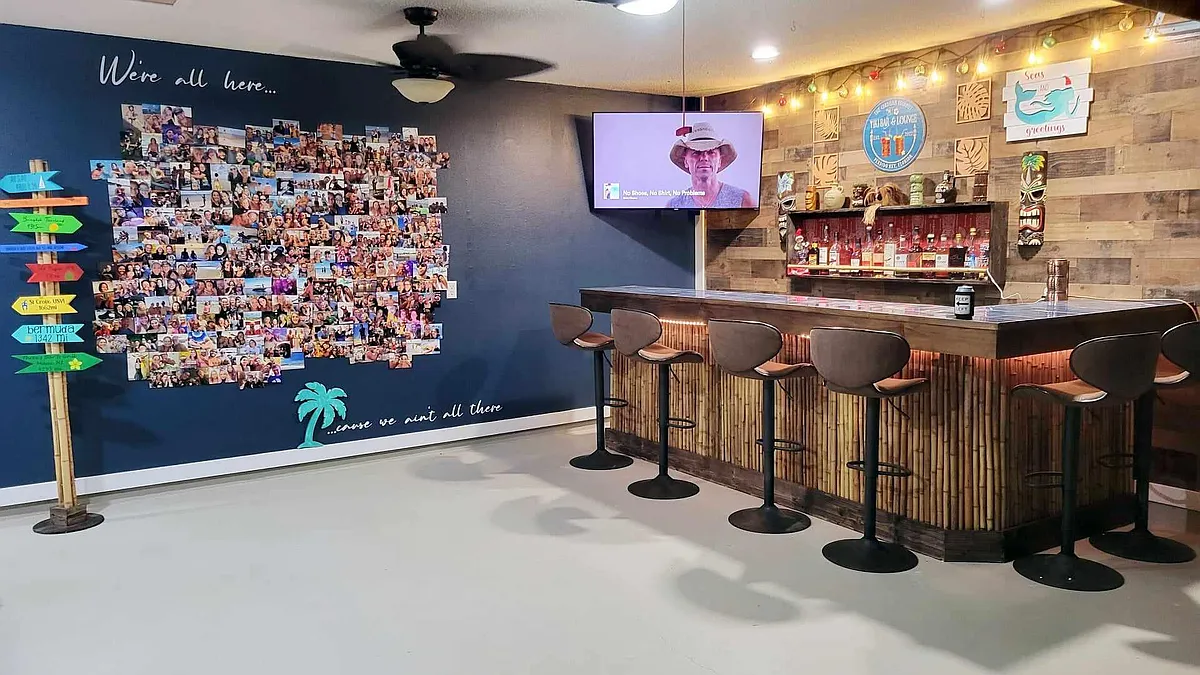 Garage tiki bar - 2552 Tarkiln Oak Dr