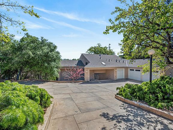 2nd image of 727 Bicknell Rd