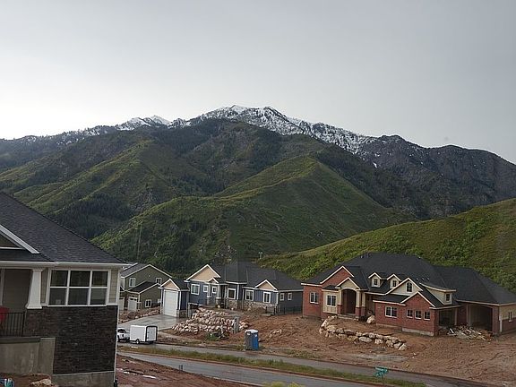 Neighbor houses under const.