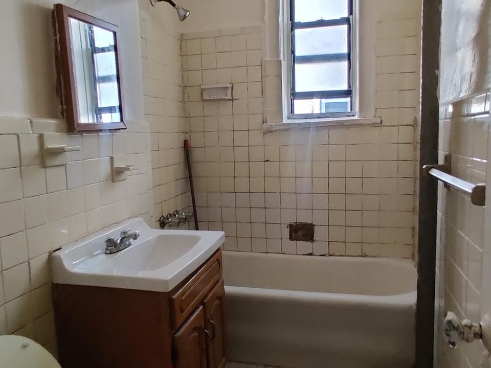 2nd image of 1235 Harrod Ave #1