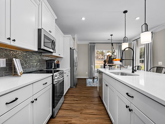 5th image of 221 Courtside Dr