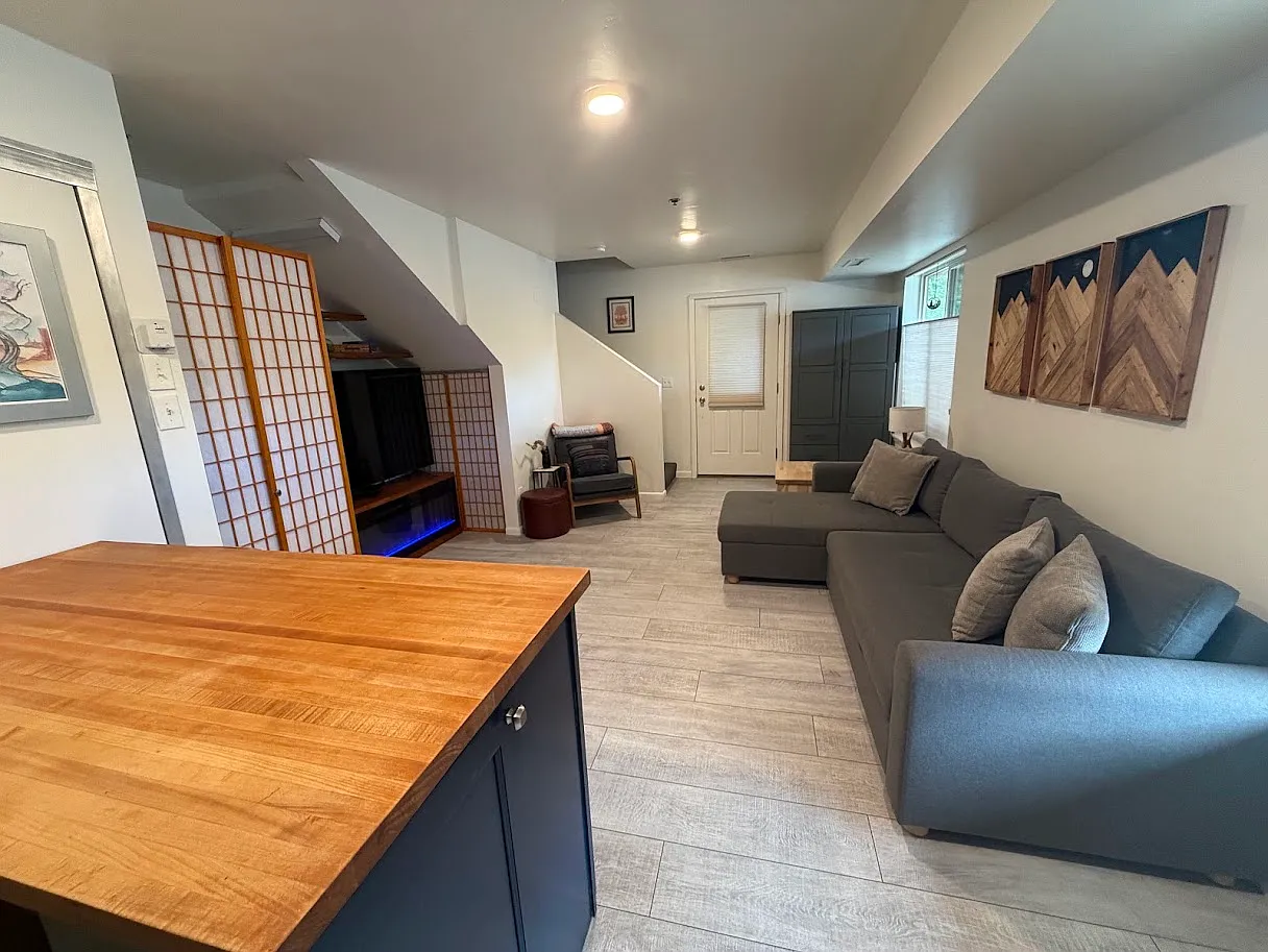 2 bed, 709 sqft, $2,600 — Photo 2