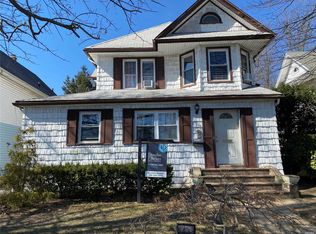 215 Vincent Ave, Lynbrook, NY 11563