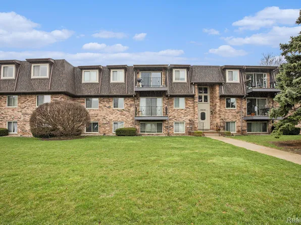 406 Riviera Dr, Saint Clair Shores, MI 48080
