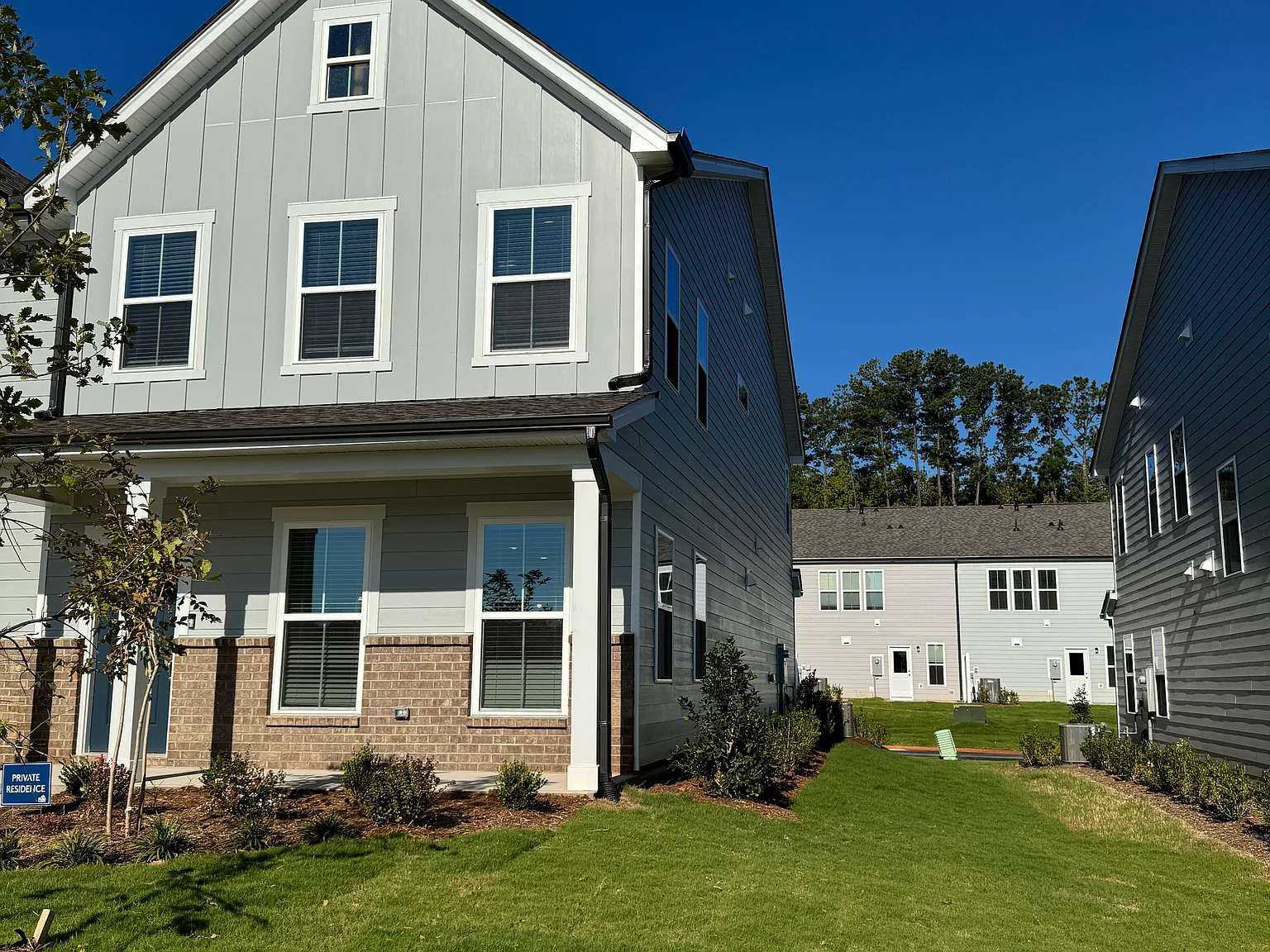 3 bed, 2.5 bath, 1955 sqft, $1,900 — Photo 2