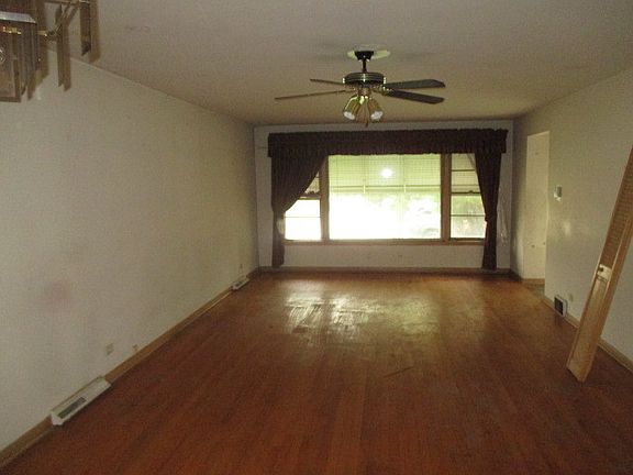 2nd image of 10937 S Emerald Ave