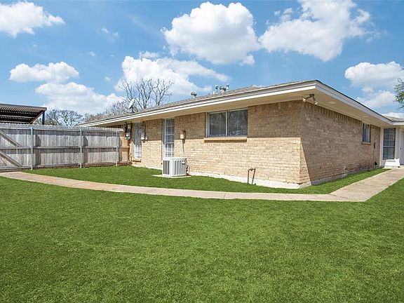 4th image of 610 Woodhaven Pl