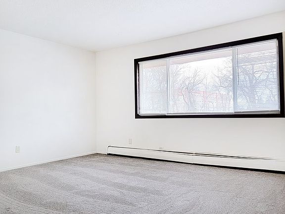 4th image of 904 Thomas Ave NE #17