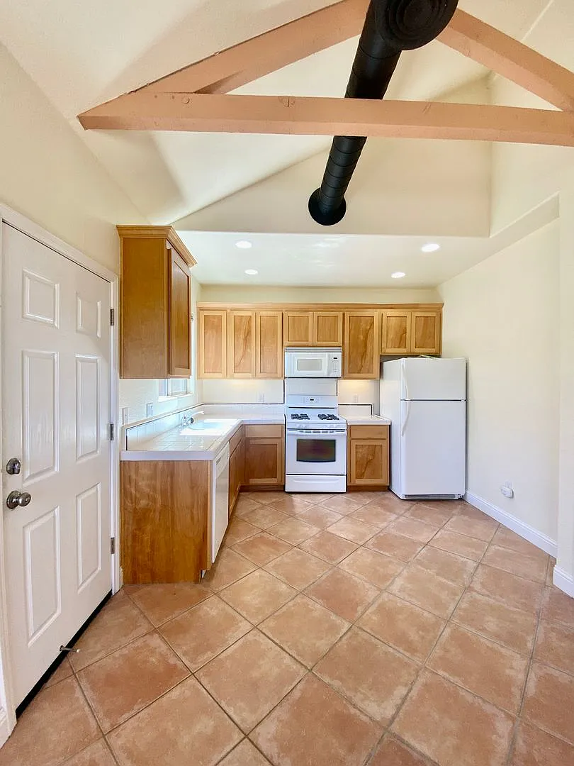 West Davis apartment — Photo 1