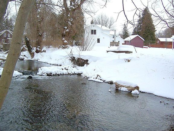 4th image of 32 Brookside Dr