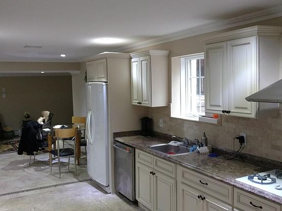 Modern Spacious Kitchen