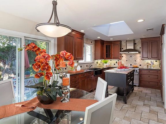 3rd image of 725 Inwood Dr