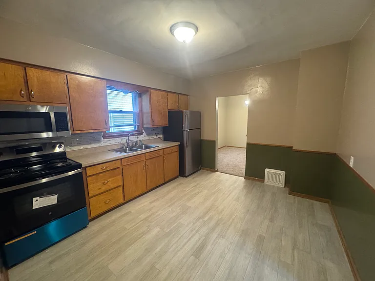 709 Main St E — Photo 10