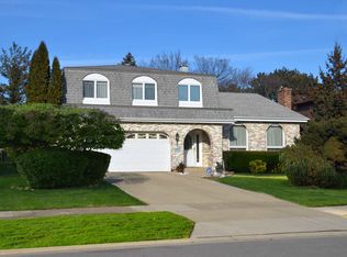 705 S Chris Ln, Mount Prospect, IL 60056